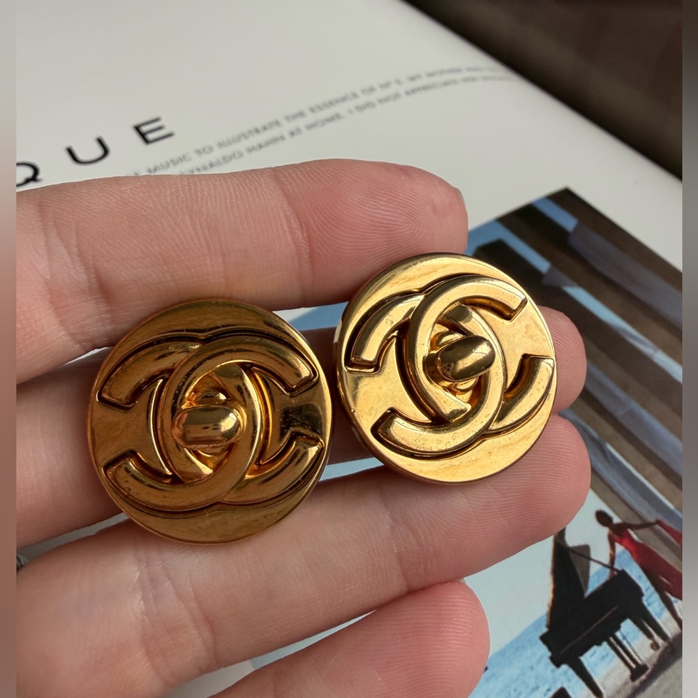 24K gold plated CHANEL vintage 1997 turn lock clip on earrings